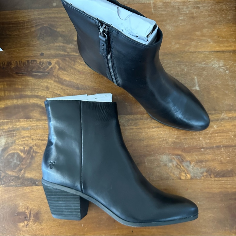 Frye Megan Black Leather Ankle Boots Ladies size 9 NWT